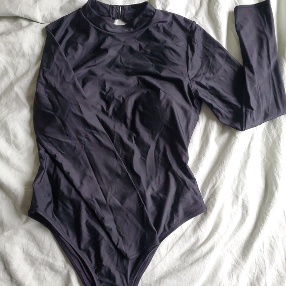 Backless Highcut Swimsuit - Picture 2 of 4